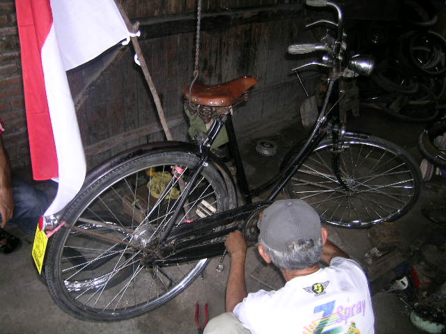 Perbaiki sepeda dulu Bung...!